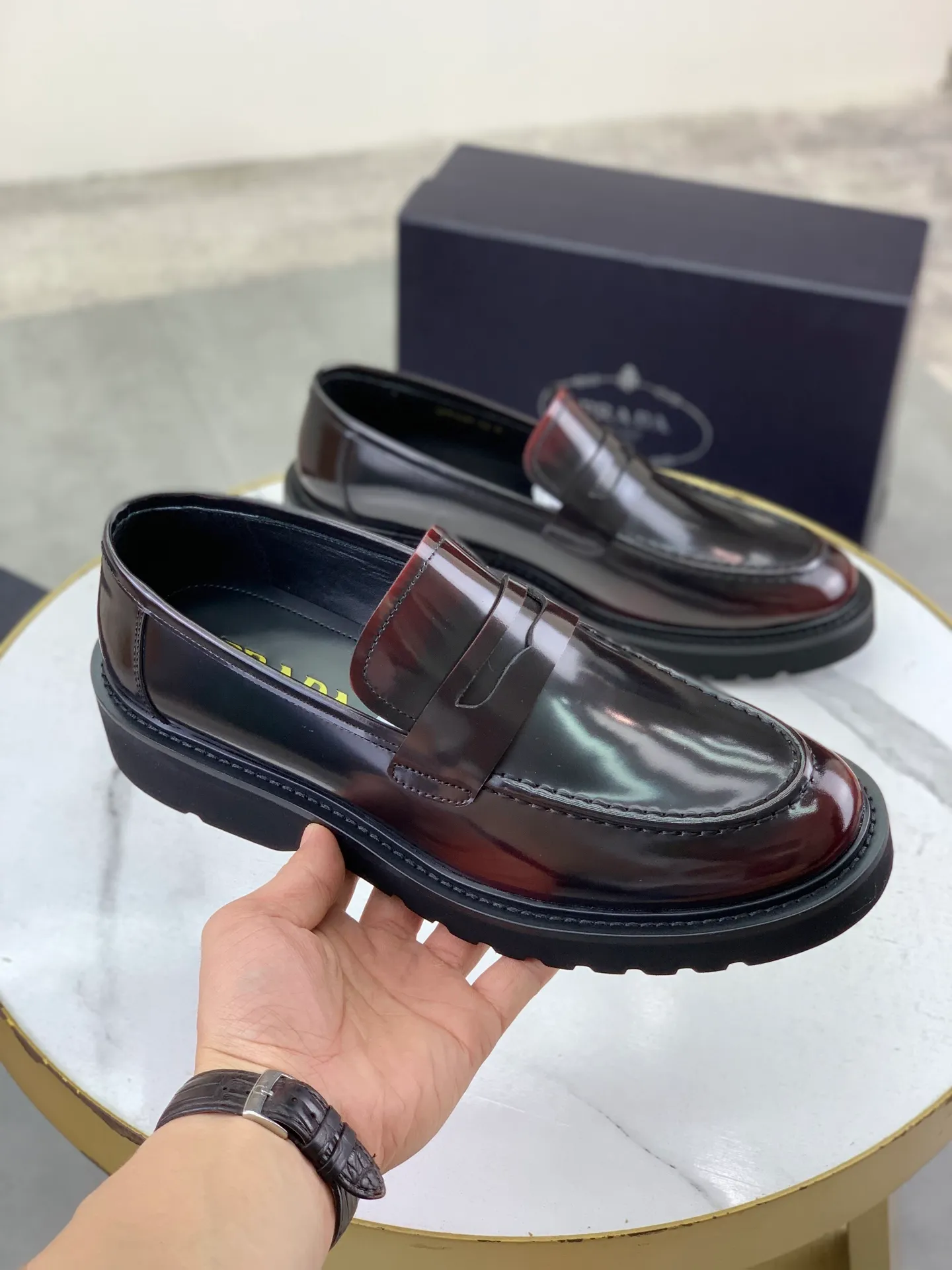 Factory price P880💰Original quality, top version🔱 ＰＲＡＤＡPrada. Men’s business casual leather shoes, top quality products. 1:1 shipment⬆️Luxurious and noble👞All imported original color-brushed edge beads, just to create a more comfortable wearing experience. Upper: Original comfortable open-edge bead rubbed color calfskin➕Top imported water-dyed full cow lining, original high-end lightweight and comfortable TPU foam combination bottom✔️Code number: 39-44 (38 45) 46 47 can be customized)